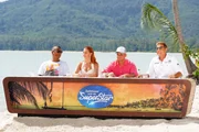 Die Jury (v.l.) Xavier Naidoo, Oana Nechiti, Pietro Lombardi und Dieter Bohlen am vierten Set des Auslands-Recalls in Thailand, dem Peninsula Beach auf Koh Yao Yai.