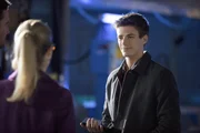 Felicity (Emily Bett Rickards) ist von dem tollpatschigen CSI-Forensiker Barry Allen (Grant Gustin) sehr angetan.