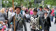 Der Schützenausmarsch in Hannover: Beim großen Festumzug jubeln zahlreiche Zuschauerinnen und Zuschauer den Vereinen zu.