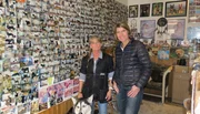 Bettina Böttinger (r) mit Angelika Steinbach, die in Köln ihren eigenen Hundesalon betreibt. Zu ihrem Huskyrüden Blue, der sie seit acht Jahren begleitet, hat Angelika eine ganz besonders enge Bindung.