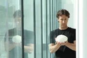 Dr. David Eagleman fuehrt durch die Sendung