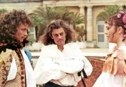 Desillusioniert und gezeichnet: Der gealterte Moliere (Philippe Caubere, Mitte) inszeniert seine Frau Armande (Brigitte Catillon) und den jugendlichen Liebhaber La Grange (Jonathan Sutton, li.) in einer Aufführung am Hof des Sonnenkönigs.