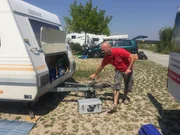Camping Sonnenland, Hr. Gruber beim Aufbau des Campingwagens