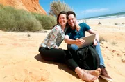 In „Mission Traumurlaub“ fühlen die WDR-Moderatoren Lisa Kestel (l) und Sven Kroll (r) den liebsten Urlaubszielen der Deutschen auf den Zahn: Wie gut sind die Hotels, was bietet die Kultur, welche Freizeitangebote gibt es und nicht zuletzt: welche kulinarischen Spezialitäten haben die Destinationen zu bieten? In der zweiten Folge geht es für das Moderatorenduo an die Traumstrände der portugiesischen Algarve.