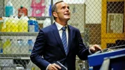 Phil Coulson (Clark Gregg) und Mack wollen Robbies Onkel aus dem Gefängnis befreien, um vor Lucy an das Buch zu kommen.