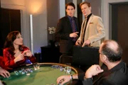 Mark ist voll und ganz mit der Organisation einer geheimen Pokerrunde im Hotel beschäftigt  und ist überrumpelt, als Philip unangekündigt dazu erscheint. (v.l.n.r.) Diane Hutton (Annalena Duken), Mark (Arne Stephan) und Philip (Philipp Romann)