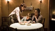 Valia (Marina Gatell, li.) und Paca (Carmen Maura, re.) helfen Alexis (Julián Soler), ein Schreiben an Evita Perón aufzusetzen.
