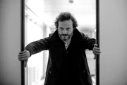 Nachdem seine Tochter Clara mit einer Überdosis ins Krankenhaus eingeliefert wurde, ist Michel (Patrick Ridremont) nun davon besessen, Guillaume Leanour zur Strecke zu bringen.