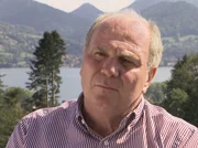 ARD/SR Gott und die Welt, "Vom Millionär zum Tellerwäscher - Wenn das Geld verloren geht", am Sonntag (08.01.12) um 17:30 Uhr im ERSTEN
Uli Hoeneß, Präsident von Bayern München, hielt Schwabl auch in der Krise die Treue