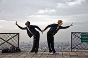 Isaac (Terique Jarret, li.) und Jeff (Castle Rock Peters, re.) proben bei Sacre Coeur für ihren Auftritt am Nachmittag. Die Jungen wollen gegen die Mädchenklasse gewinnen.