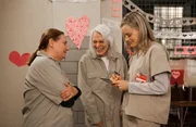 From left: Frieda Berlin (Dale Soules), Taslitz (Judith Roberts), Taylor Schilling (Piper Chapman).