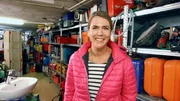 Anne Brüning in der Werkstatt von Karl-Heinz Bilz, dem Erfinder der „Ablussfee“, in Nidderau.