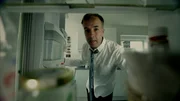 Jacques Peretti blickt in den Kühlschrank.