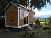 Tiny House Hunters Season3 EP Free-Spirited Mom Goes Tiny, Tiny House Hunters Staffel3 EP Neue Freiheit
Edmonton, Alberta residentTracy (center) is hoping her agent Holden (left) will be able to find her the perfect tiny house she can eventually move to Vancouver Island, BC.  Her daughter Lindsay is hoping to be the voice of reason during their house hunt, as seen on Tiny House Hunters.