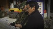 Der Ukrainer Yevgen Gonchanrenke (links) trifft in Japan auf Kenzo Hashimoto. Gemeinsam versuchen die beiden "Strahlenjäger" herauszufinden, wie gefährlich die Gegend um Fukushima heute ist.