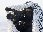 Hans Schweiger gut getarnt, der Eisfuchs schlief vor seiner Kamera ein..