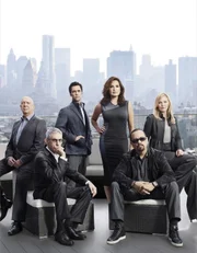 V.l.: Captain Donald Cragen (Dann Florek), Sergeant John Murch (Richard Belzer), Detective Nick Amaro (Danny Pino), Detective Olivia Benson (Mariska Hargitay), Detective Odafin 'Fin' Tutuola (Ice-T) und Detective Amanda Rollins (Kelli Giddish).