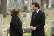 Wiedersehen unter traurigen Umständen: Lt. Anita Van Buren (S. Epatha Merkerson) kondoliert Detective Rey Curtis (Benjamin Bratt), der nach New York zurückgekehrt ist, um hier seine Frau zu beerdigen.