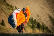 Will Gadd and Gavin McClurg sind entschlossen, eines der wohl größten Paragliding-Projekte weltweit erfolgreich zu meistern. Auf einer Strecke von insgesamt 1.200 Kilometern entlang der Rocky Mountains geht es von Kanada in die USA ...