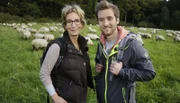 Yvonne Willicks und Daniel Aßmann (r) ziehen als "Hilfsschäfer" mit Schäfer Andreas Eisenbarth und seiner Schafherde durch die Lande.