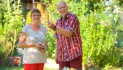 Tomaten-Spezialistin Claudia Mundinger mit Ehemann Hans-Peter beim Verkosten der ersten Gurke.