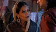 Bild: Benazir (Meghna Naidu) im Gespräch mit