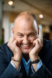 (11. Staffel) - Wenige Gäste, langweiliges Essen und keine Motivation? Sternekoch Frank Rosin gibt auch in der zehnten Staffel sein Wissen und Erfahrung an überforderte Gastrobetriebe weiter ...