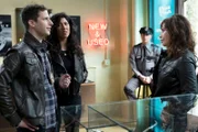 Jake Peralta (Andy Samberg), Rosa Diaz (Stephanie Beatriz), Melanie Hawkins (Gina Gershon, r.)