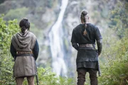 Können sie König Horik aufhalten, bevor sie ihr eigenes Leben lassen müssen? Athelstan (George Blagden, l.) und Ragnar (Travis Fimmel, r.) ahnen noch nichts, von König Horiks grausamen Plan ...
