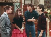 Samantha (Alyssa Milano, 2.v.l.) muss sich zwischen dem heiß begehrten, geschniegelten Bill (Chris Nelson, l.) und dem Öko-Freak Jesse (Scott Bloom, r.) entscheiden. Vater Tony (Tony Danza) genießt das Spektakel.