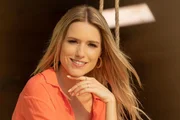 Moderatorin Vanessa Meisinger begrüßt die Singles im "Paradise Hotel".