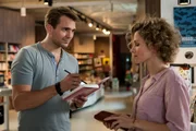 Elli (Adina Vetter) trifft in einer Buchhandlung auf Martin (Pierre Kiwitt).