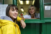 Rachel Khoo (l.) und Tracy in der Taxizentrale