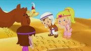 Gemeinsam mit Asif entdecken Lili, QuackQuack, Max und Zoé Spuren im Sand.