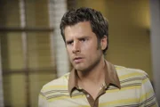 Als Detective Lassiter beschuldigt wird, einen Mord begangen zu haben, ermittelt Shawn (James Roday) auf eigene Faust, um Lassiters Unschuld zu beweisen.