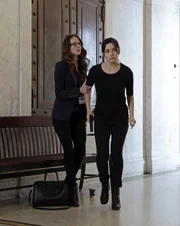(v.l.n.r.) Sameen Shaw (Sarah Shahi); Root (Amy Acker)