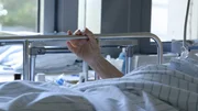 Ein Patient im Krankenbett.