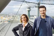 Die "Xenius"-Moderatoren Emilie und Adrian im Flughafen Paris-Orly