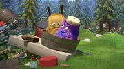 Die Lichtung sieht furchtbar aus! Überall liegen Sachen herum. Da müssen Kiwi und Strit dringend aufräumen.