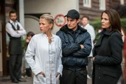 Die Apotherkerin, der Wachmann Ronny Vogel und Lisa Brenner (V.l.n.r. Nova Meierhenrich, Clemens Schick und Barbara Auer)
Honorarfrei - nur für diese Sendung bei Nennung ZDF und GORDON Photographie