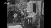 1955: Familie Schölermann im Schrebergarten - die Kinder hecken einen Streich aus.