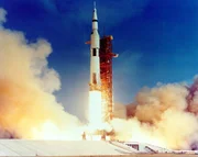 Mit spektakulären NASA-Material, exklusiven Interviews und atemberaubenden Aufnahmen erforscht diese Doku dreizehn bemerkenswerte Faktoren, die die Apollo-13-Mannschaft 1970 wieder nach Hause brachte ...
