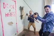 (1. Staffel) - Umbauen mal anders: Teddy Wilson (l.) und der Comedian Norm Sousa (r.) verwandeln mit wahnwitzigen Experimenten ein altes Haus in einen Schrotthaufen ...