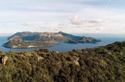Das Leben auf den Liparischen Inseln verlangt den Bewohnern viel ab. Nur mit Fleiß und Genügsamkeit lässt es sich hier leben. Knapp 14.000 Menschen leben hier, die meisten auf Lipari. Das Leben auf den Liparischen Inseln verlangt den Bewohnern viel ab. Nur mit Fleiß und Genügsamkeit lässt es sich hier leben. Knapp 14.000 Menschen leben hier, die meisten auf Lipari.