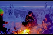 Die Zuschauer begleiten den 15-jährigen Liam, Nachfolger eines Indianerstammes aus Yukon, durch seinen Alltag. In Dawson City, wo die Temperaturen im Winter auf bis zu minus 50 Grad sinken können, tut es gut, sich am Feuer zu wärmen.