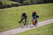 Dr. Philip Hansen (Heikko Deutschmann) zeigt Helena Brüggemann (Julia Jäger) den Schwarzwald.