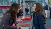 Detective Olivia Benson (Mariska Hargitay, l.) wird zu einem Spielplatz gerufen: Josie Leddys (Liza J. Bennett) Tochter wurde entführt.