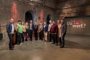 V.l.n.r.: Jury: Thomas, Yasmine, Kenny, Madeleine und Kira. Moderator Jochen Schropp und Psychologin Karola Haupt. Kandidaten: Yurika, Maik, Heiko, Cem, Tanja und Peter.