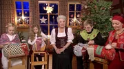 In der gemütlichen Hutzenstube im Lebenswerkstatthof in Mildenau bei Annaberg Buchholz begrüßen Marianne Martin (mi.) und Annett Illig (re.) wieder Gäste, denen das Erzgebirge und seine weihnachtlichen Traditionen sehr am Herzen liegen. Marianne Wappler (2.v.re.) lehrt als Klöppellehrerin vor allem Kindern den Umgang mit Klöppel und Faden, damit dieses Kunsthandwerk nicht in Vergessenheit gerät.
