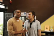 Gus (Dulé Hill, li.) muss Shawn (James Roday) beichten, dass seine neue Freundin mit dem verschwundenen Stu unter einer Decke steckt.